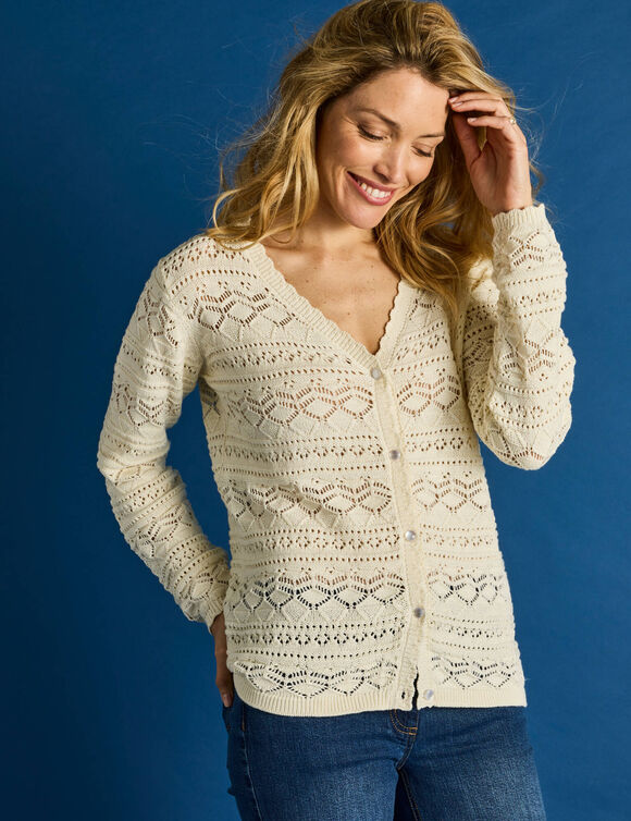 Gilet col V boutonné, maille fantaisie (écru) Gilet col V boutonné, maille fantaisie (écru)